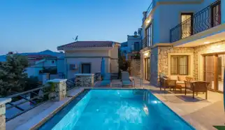 Villa Unigue,  Kalkan Kalamar Bölgesi'nde yer alan 2 katlı muhteşem deniz manzarasına sahip villamız 3 yatak odalı ve 6 kişilik konaklama kapasitesine sahiptir.